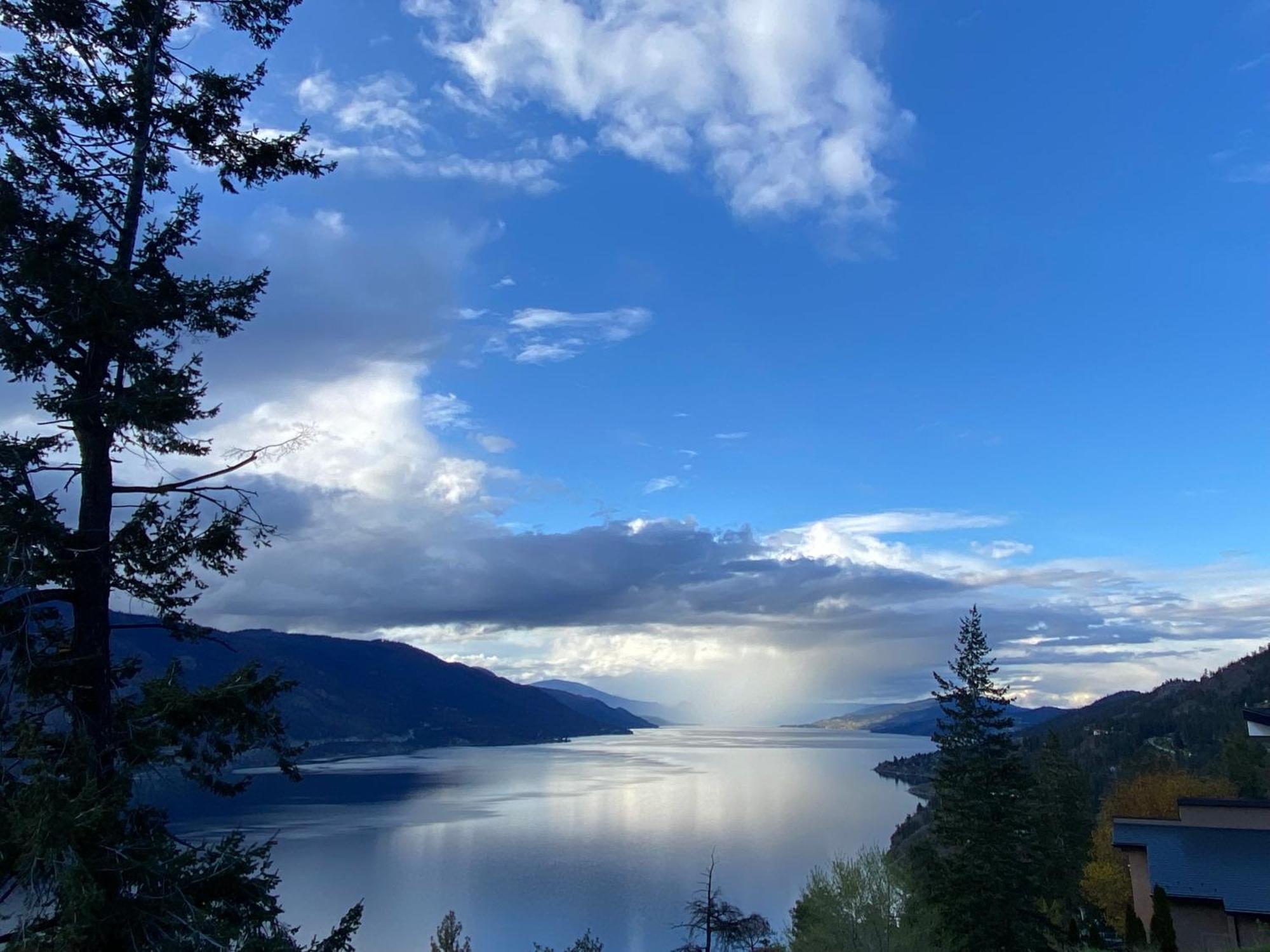 Kelowfornia Lakeview Retreat Келоуна Екстериор снимка